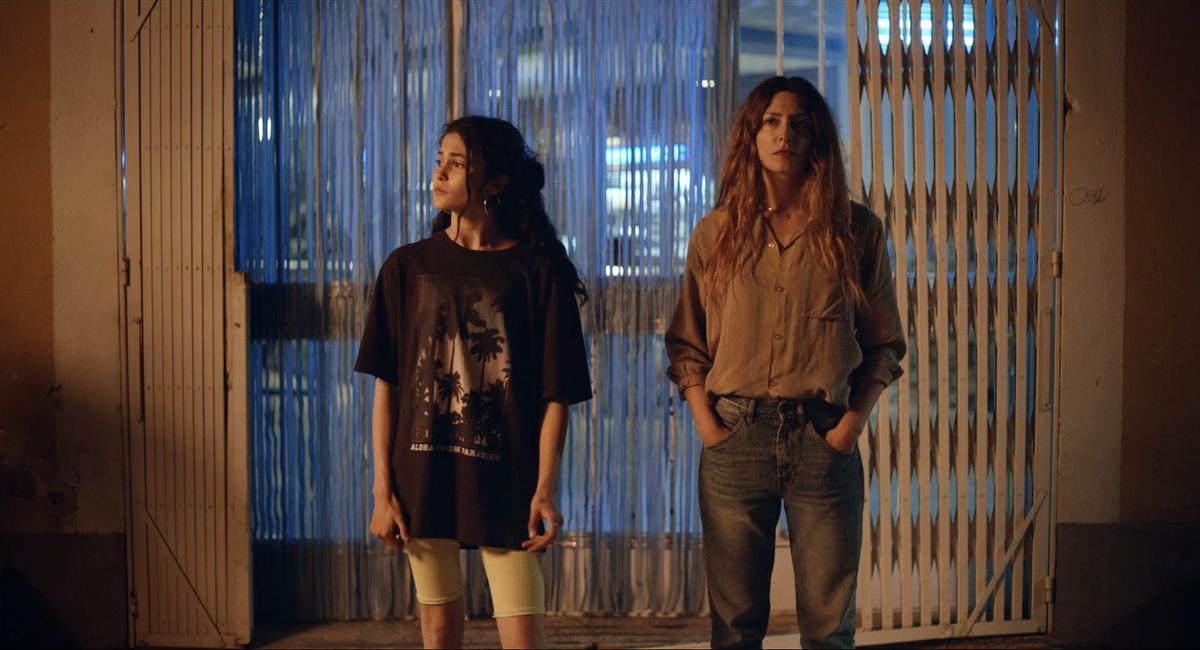 Luna Pamies y Bárbara Lennie en un fotograma de la película "El agua"