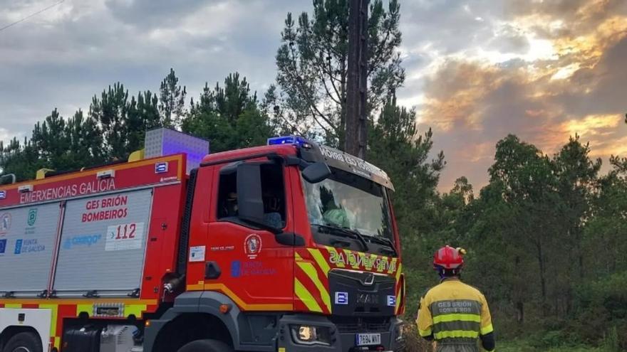 Controlado el incendio en el límite de Brión, Ames y Teo que se acercó a una aldea: "Estuvo a unos 300 metros de las casas"