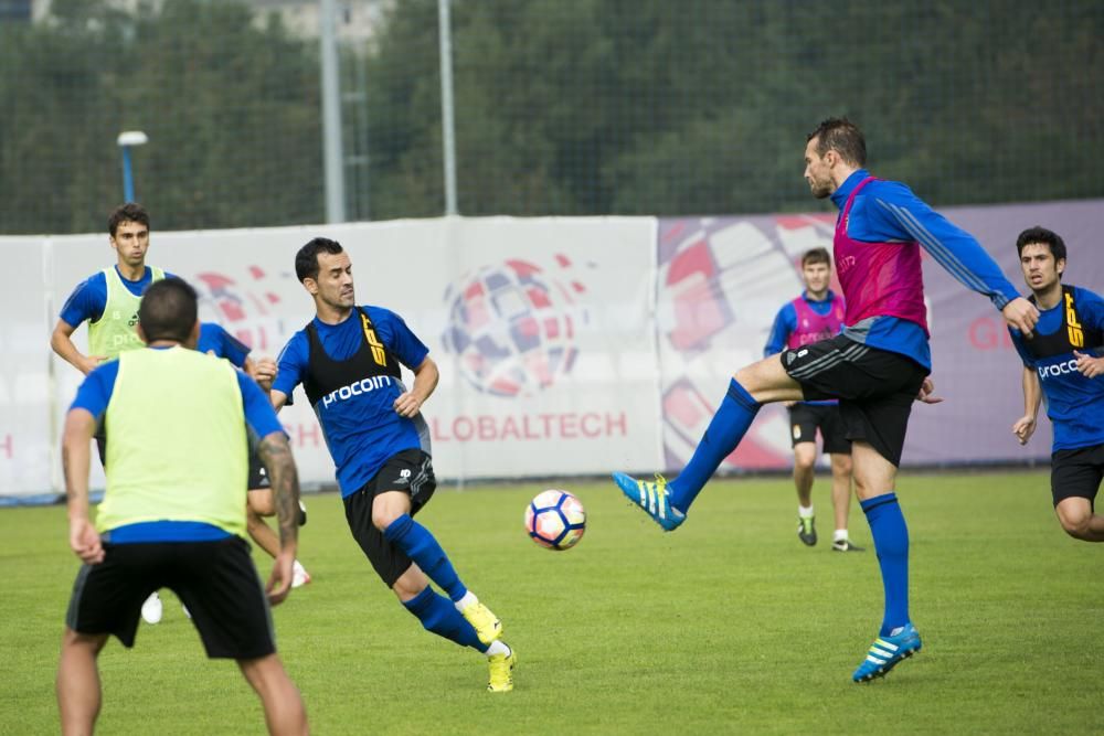 Entrenamiento del Real Oviedo con la visita del boxeador Aitor Nieto