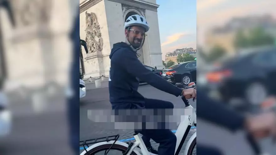 Novak Djokovic sorprende paseando en bicicleta por París