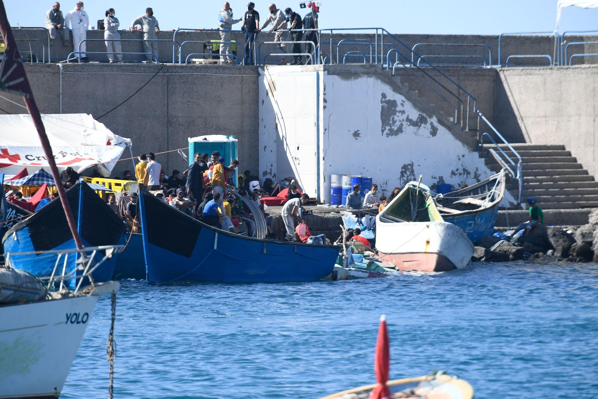 Llegada de una embarcación al puerto de Arguineguín saturado