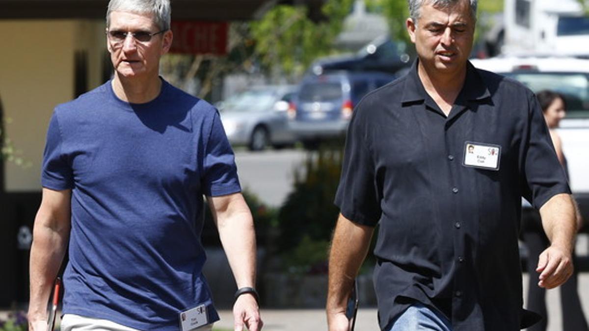 El director ejecutivo de Apple, TIm Cook (izquierda), y el vicepresidente de software de internet de Apple, Eddy Cue, el pasado 9 de julio en Sun Valley (Idaho, EEUU).