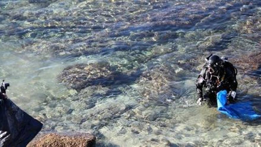 Els agents de la Unitat Subaquàtica dels Mossos treballant l&#039;endemà de la descoberta de les restes òssies.