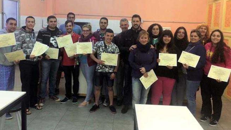 Diplomas del curso de restauración en inglés en UP de Lomo Blanco