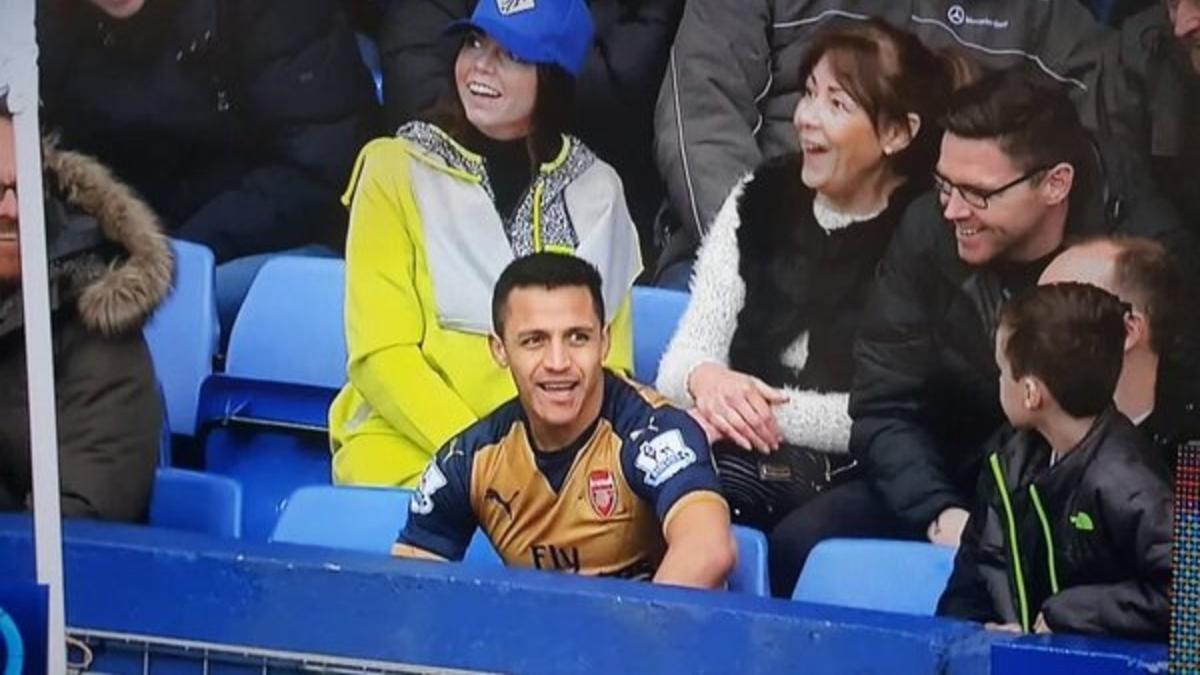 Alexis Sánchez, sentado en la grada durante un instante del encuentro