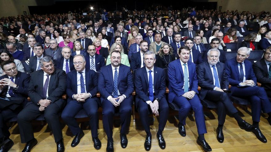 La delegada del Gobierno defiende la inversión en el eje atlántico: "Hay 1.600 millones"