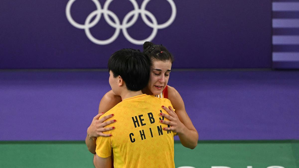 He Bing Jiao de China consuela a Carolina Marin de España mientras sale de la pista con una rodillera después de conceder su partido de semifinal de bádminton individual femenino debido a una lesión durante los Juegos Olímpicos de París 2024 en la arena Porte de la Chapelle en París.