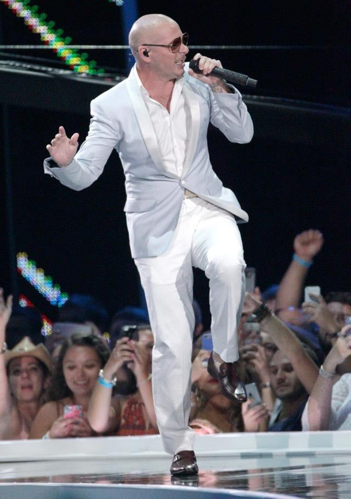 Pitbull actuó en la gala de los CMT Music Awards 2016.
