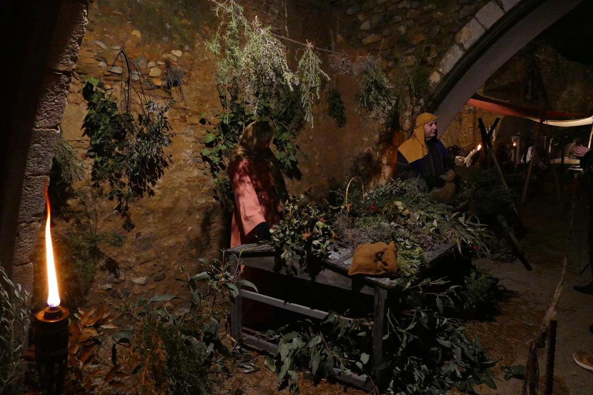 La 42a edició del Pessebre Vivent de Peralada manté viva la tradició recorrent el centre històric del poble