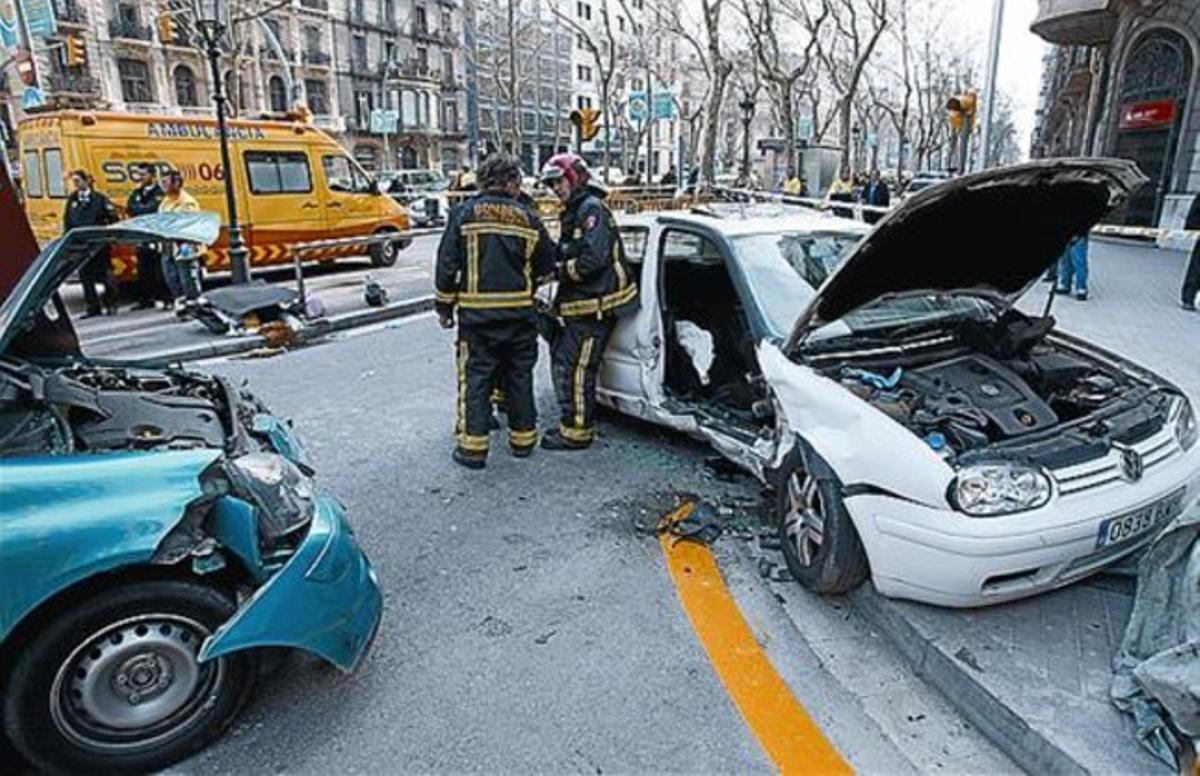 Accident 8 Els bombers rescaten els ferits en una col·lisió. Accident 8 Els bombers rescaten els ferits en una col·lisió.