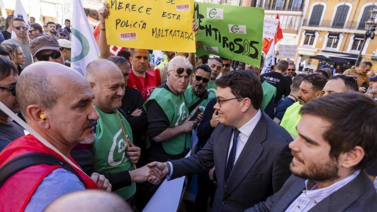 Llorenç Bauzá saluda a sindicatos de la Policía Local en una protesta en febrero.