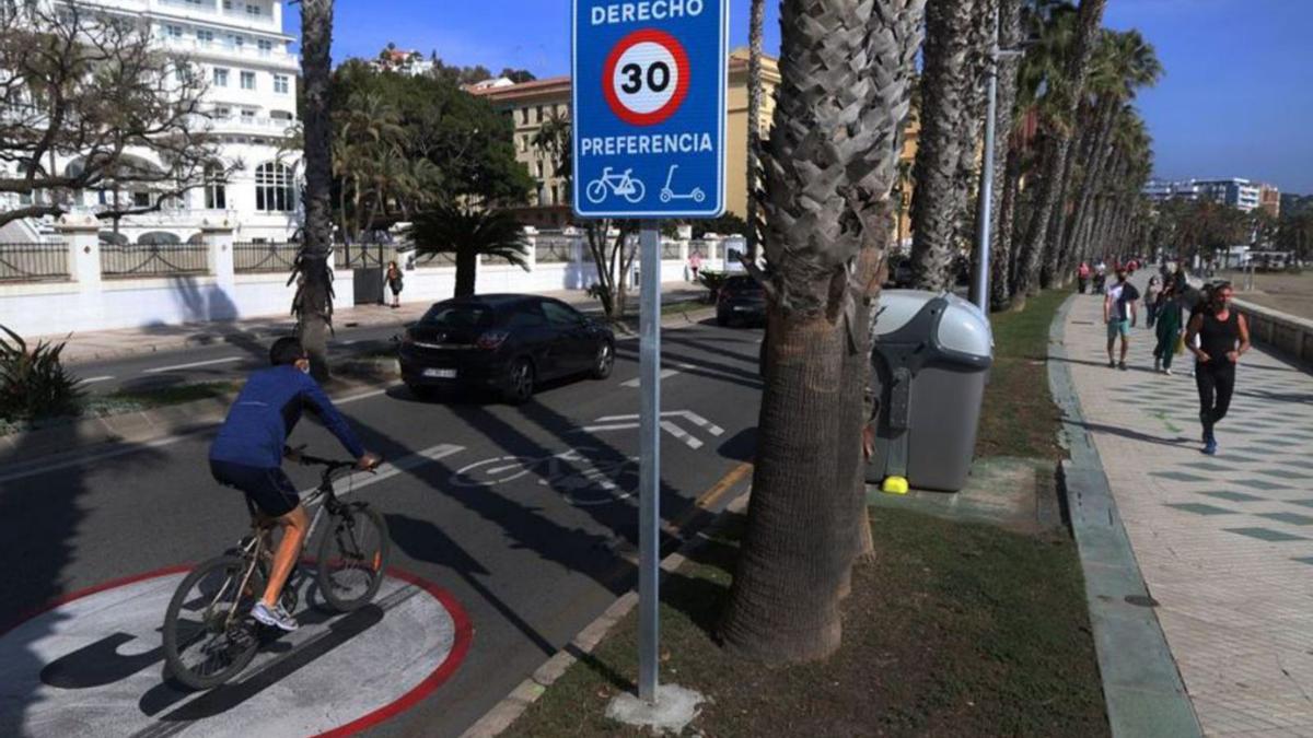 Un ciclista circula por un carril ‘no segregado’ delante del Hotel Miramar de Málaga.