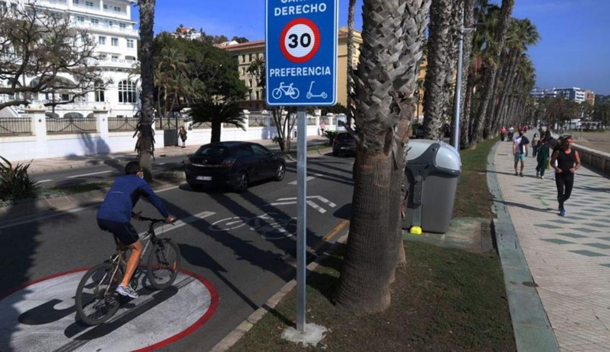 Un ciclista circula por un carril ‘no segregado’ delante del Hotel Miramar de Málaga. | VÍCTOR GÓMEZ