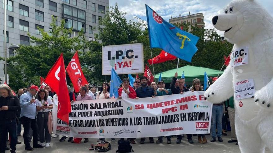 Trabajadores de Iberdrola reclaman en Bilbao más compromiso con Langreo