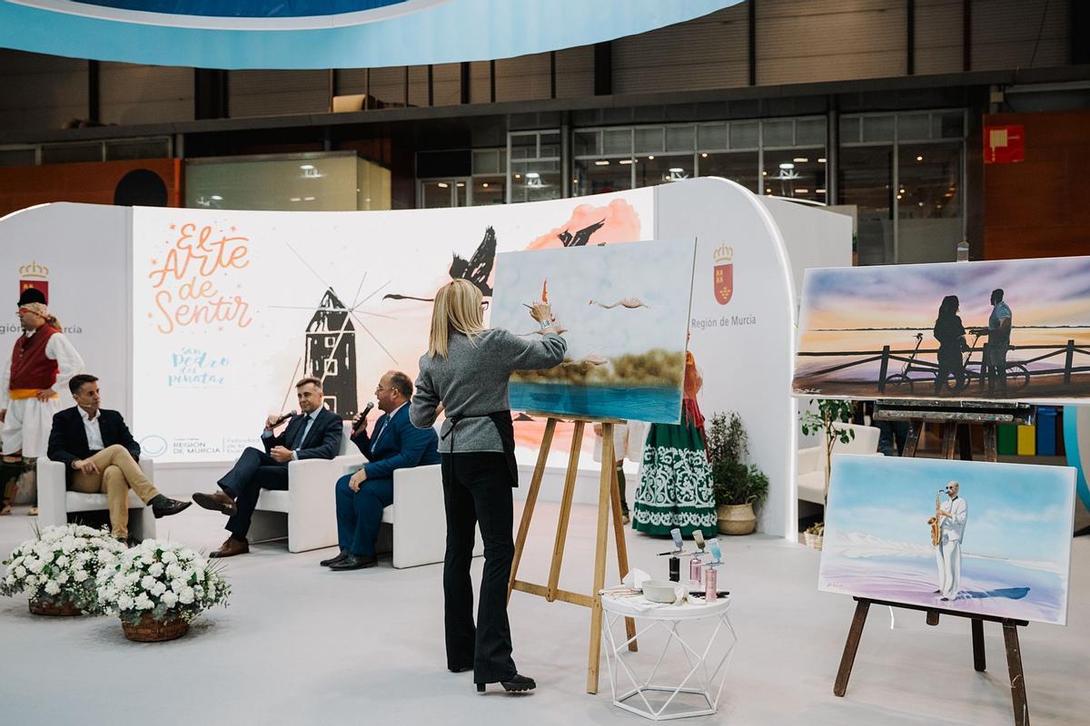 Durante la presentación de San Pedro del Pinatar en Fitur, la artista Belén Balibrea realizó en directo un cuadro.