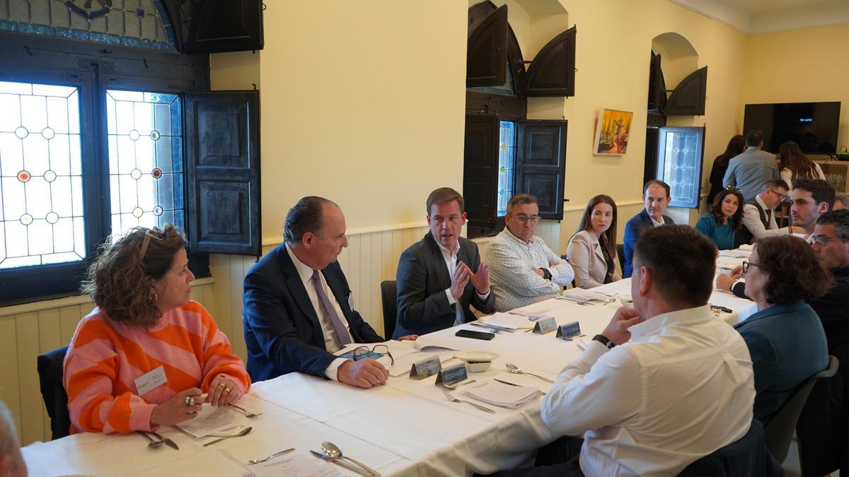 Reunión de la Cámara de Comercio y empresarios de Xàtiva, en el Castell.