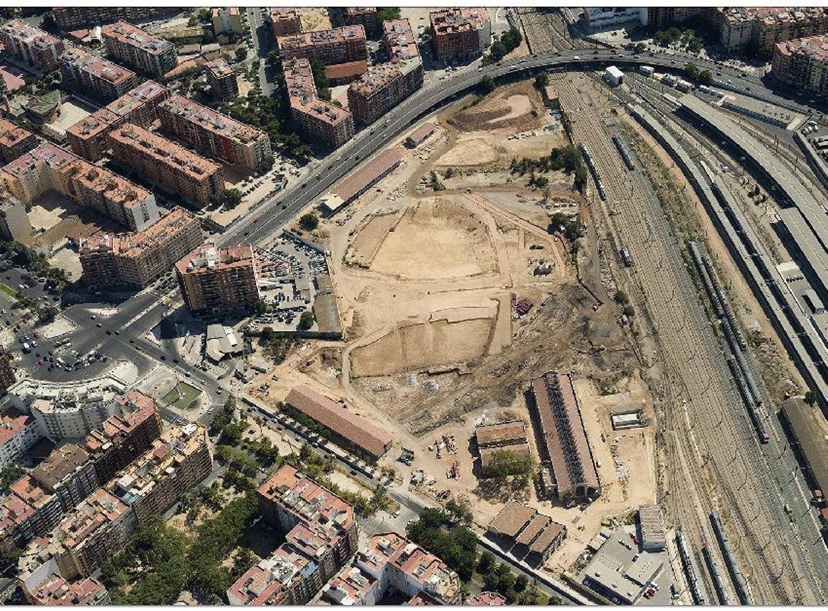 La larga nave, abajo a la derecha, durante la construcción del Parc Central