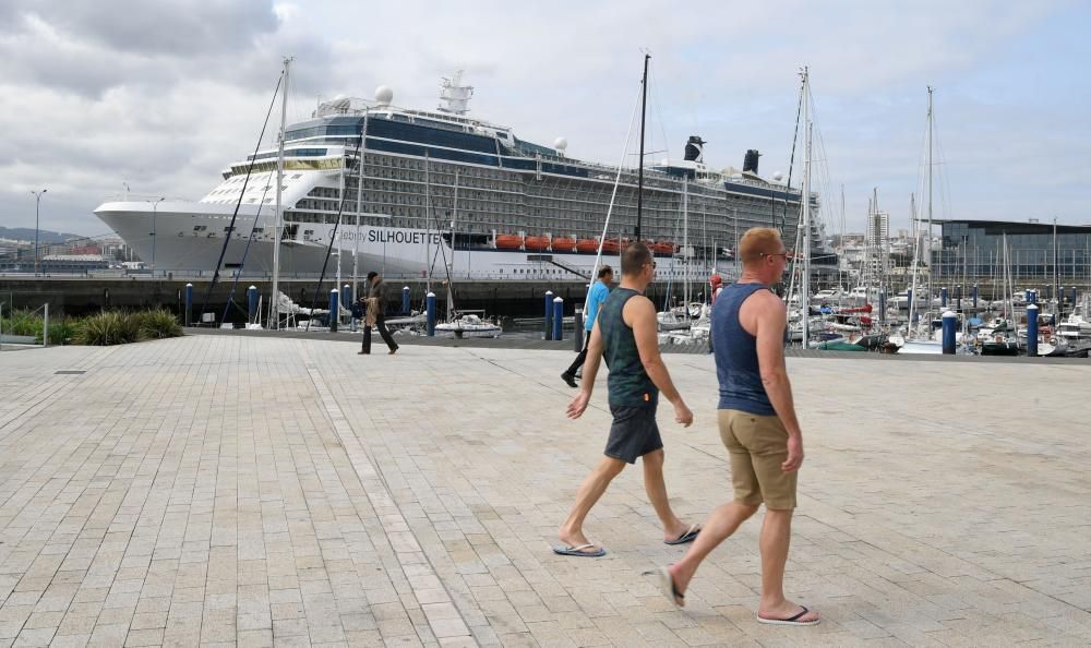 El buque Celebrity Silhouette recala en el puerto de A Coruña con 2.850 cruceristas gays a bordo.