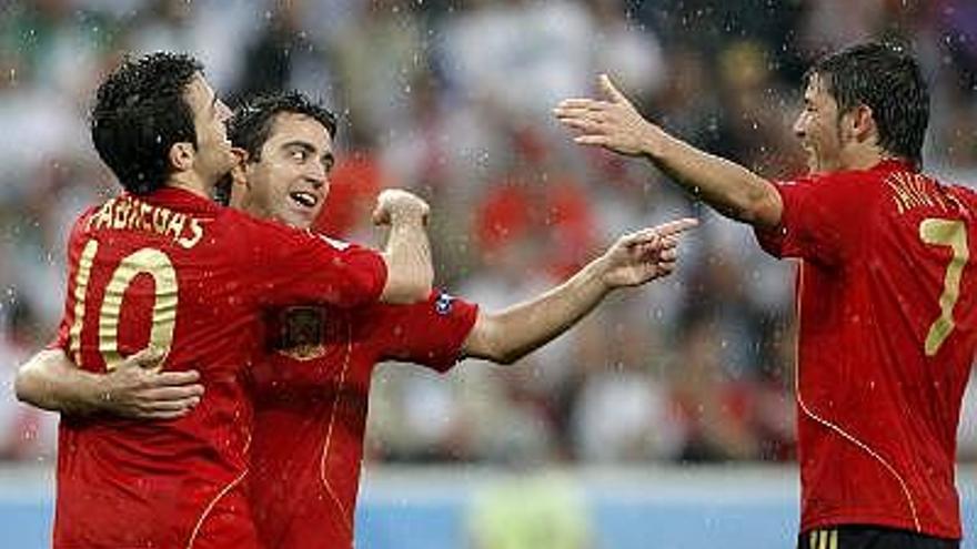 El jugador español Cesc Fabregas  celebra con sus compañeros Xavi Hernández  y David Villa tras marcar el 4-1 durante el partido de primera ronda del grupo D de la Eurocopa de fútbol 2008 España vs Rusia en el estadio Tivoli de Innsbruck. España ganó el encuentro por 4-1.