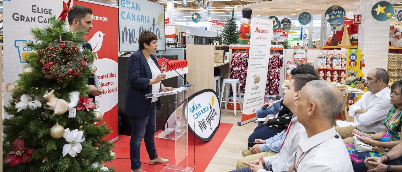 La consejera de Industria, Artesanía y Comercio, Minerva Alonso, presenta a un grupo de hosteleros la colaboración con Alcampo Telde junto al director del supermercado, Roberto Cano.