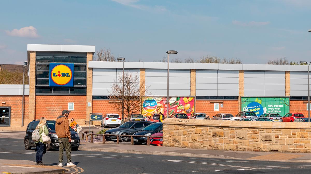 Mañana se esperan colas kilométricas en Lidl para conseguir el banco para terraza con acabado de madera más barato del mercado: viene incluido con cojines