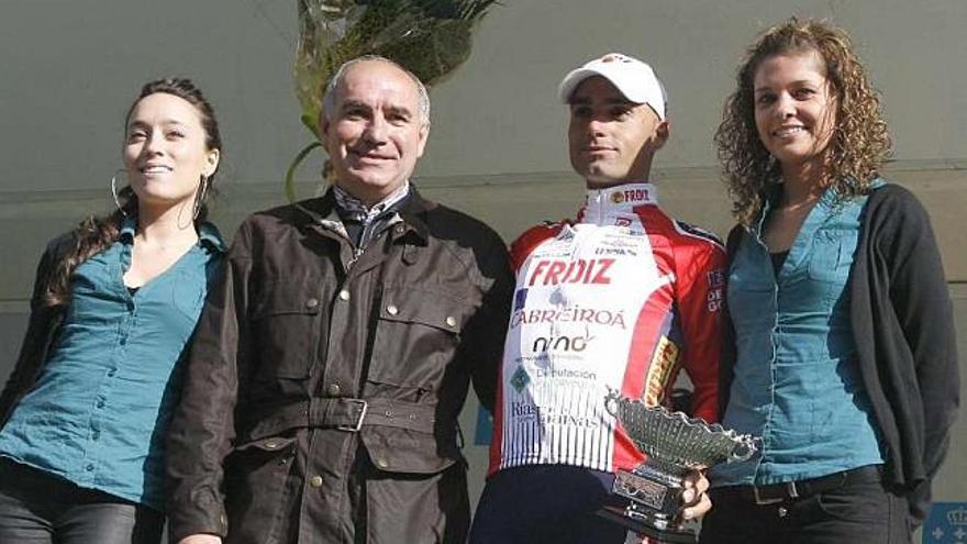 El ciclista del Super Froiz Rafa Rodríguez en el podio de la primera etapa de la Volta a Galicia. / la opinión