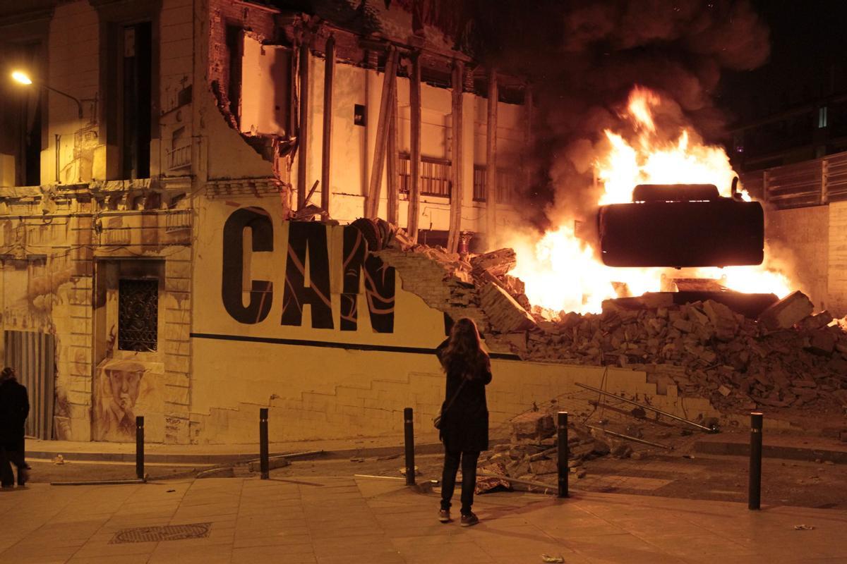 La excavadora incendiada el 27 de mayo de 2014 que terminó siendo uno de los símbolos del movimiento okupa de Can Vies