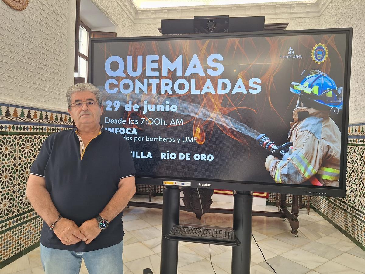 El concejal de Medio Ambiente de Puente Genil, Rafael Morales, durante la rueda de prensa.