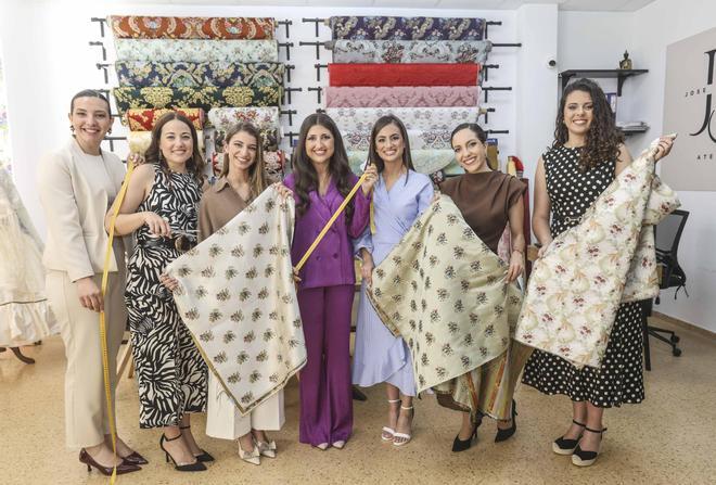La Bellea del Foc adulta y sus damas de honor conocen a sus indumentaristas