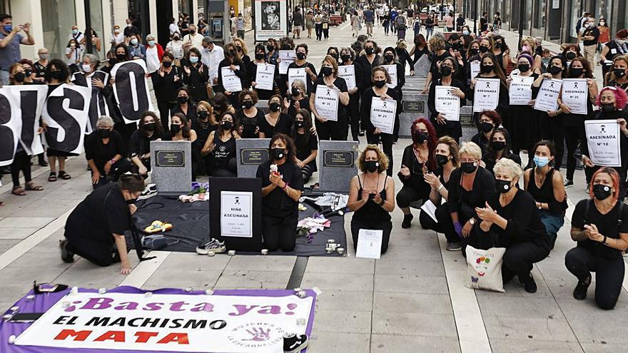 Las manifestantes, ayer por la tarde, en la calle Pelayo de Oviedo. | Luisma Murias