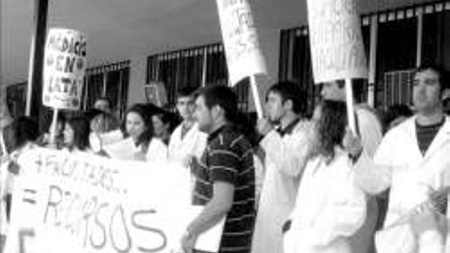 Tímida protesta de alumnos por el aumento de facultades de Medicina