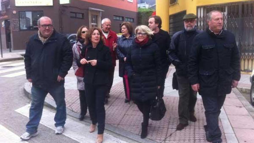 Barcón, hoy, con vecinos de Os Mallos en su visita al barrio.