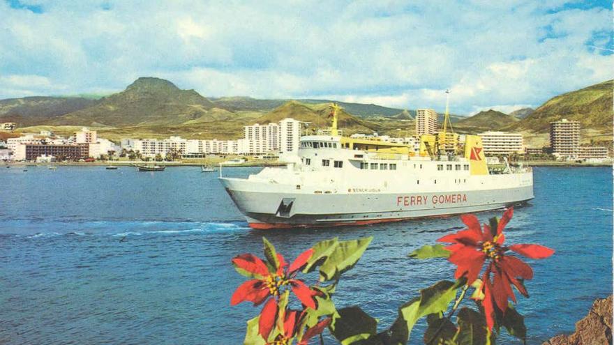 El Ferry Gomera entrando en la bahía de Los Cristianos, en el sur de Tenerife.