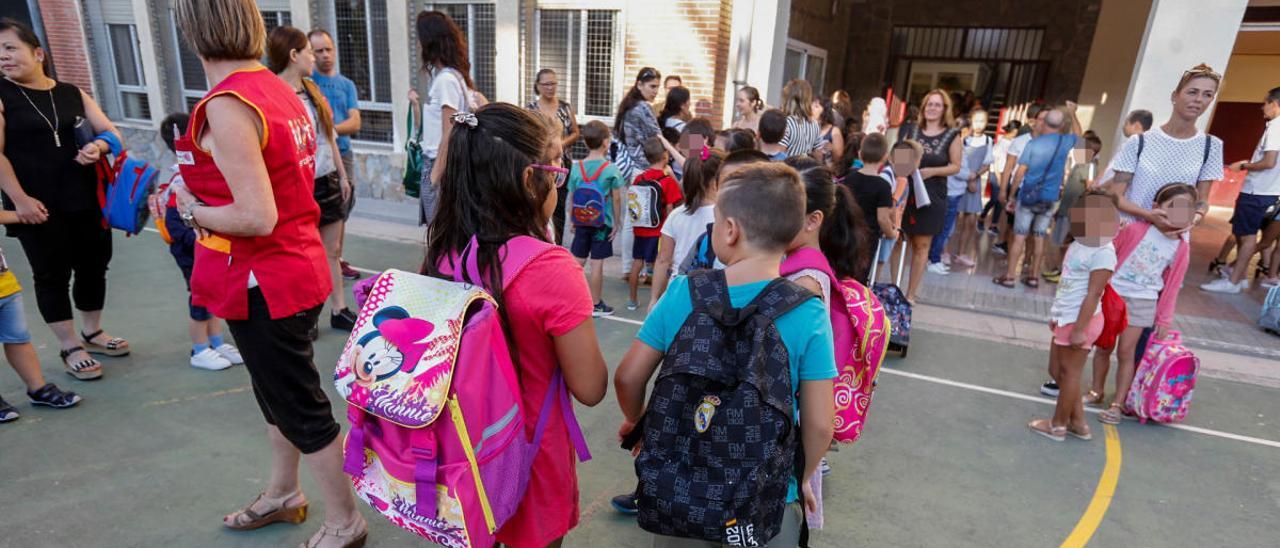 Alumnos en la entrada de un colegio de Elche en el inicio de clases el pasado mes de septiembre.