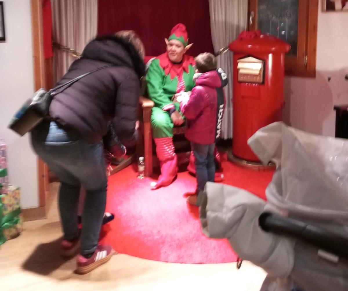 GALERÍA | Visitas de los niños y niñas al elfo de Papá Noel en Benavente