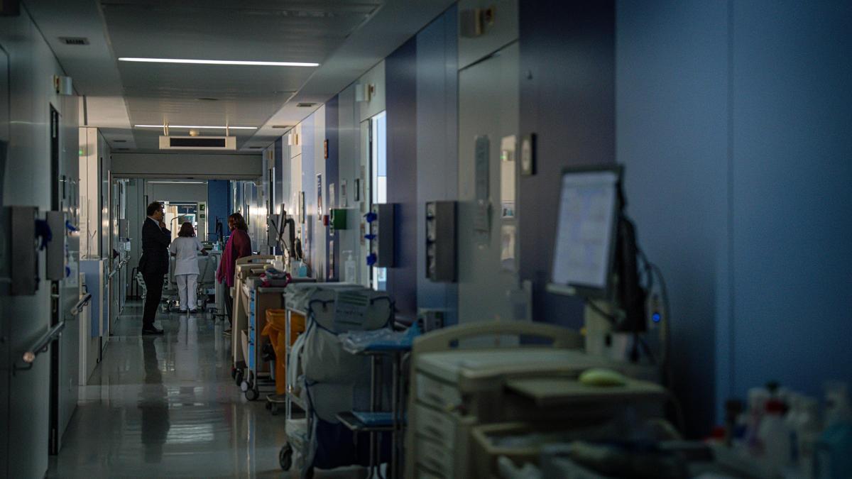Imagen del Hospital Clínic de Barcelona en la planta de nefrología con restricciones eléctricas para reservar energía. AUTOR: