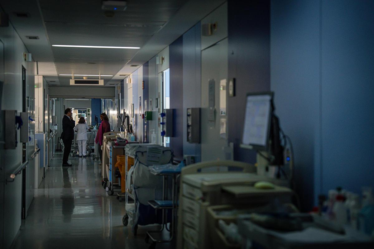Imagen del Hospital Clínic de Barcelona en la planta de nefrología con restricciones eléctricas para reservar energía. AUTOR: