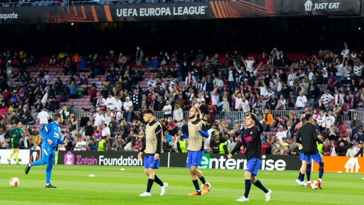 Los jugadores del Barça alucinaron con la cantidad de camisetas blancas ya desde el calentamiento