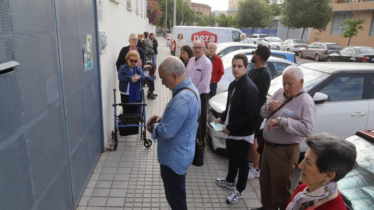 Espera en el acceso a un colegio electoral de Córdoba