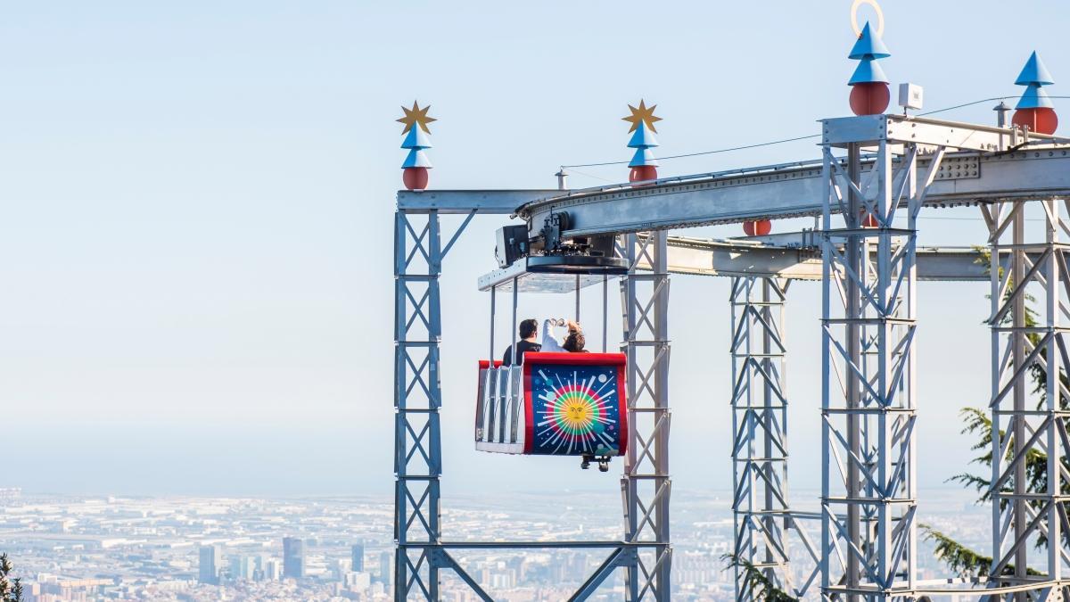 En esta atracción viajaremos en una vagoneta suspendida en el aire.