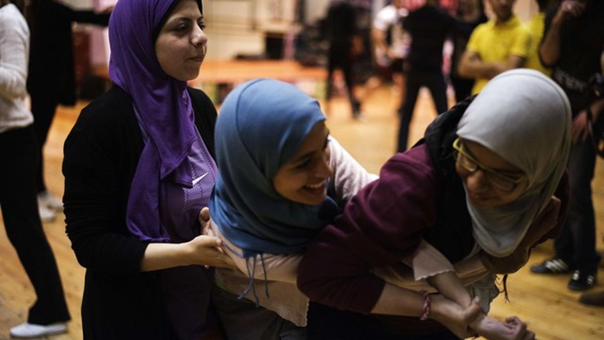 Unas adolescentes asisten, en un gimnasio de El Cairo, a una clase de defensa personal.