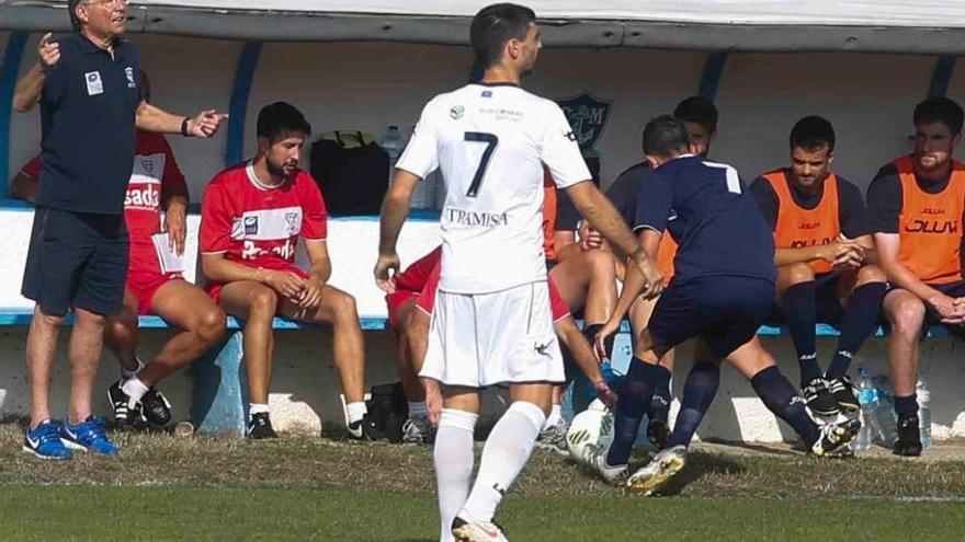 Pulgar sigue el partido ante el Langreo junto al banquillo de Miramar.