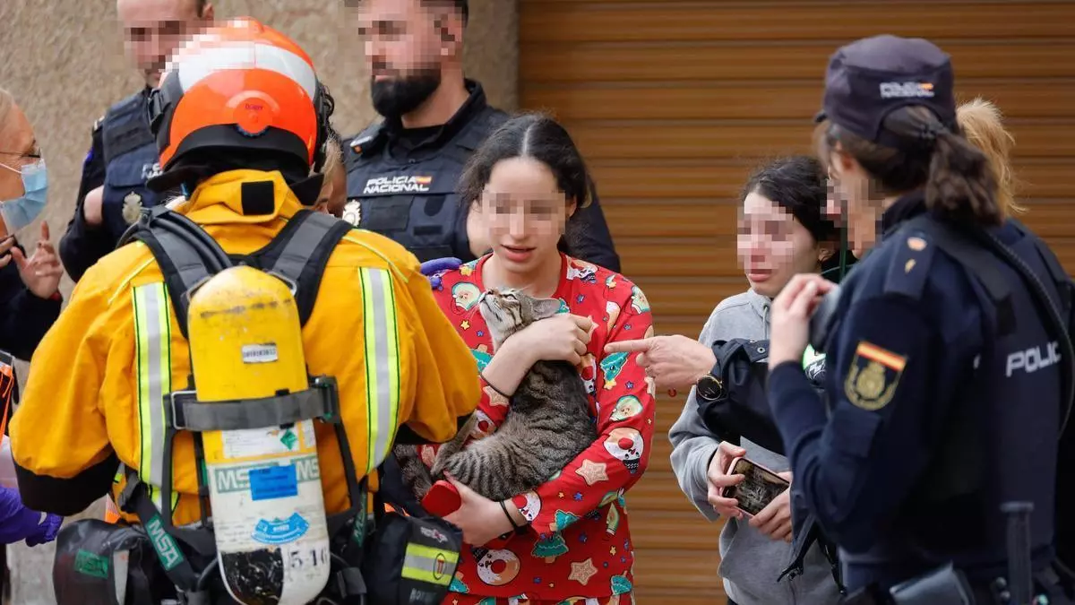Un incendio en una vivienda de Alcoy provocado por un calefactor obliga a evacuar todo un edificio