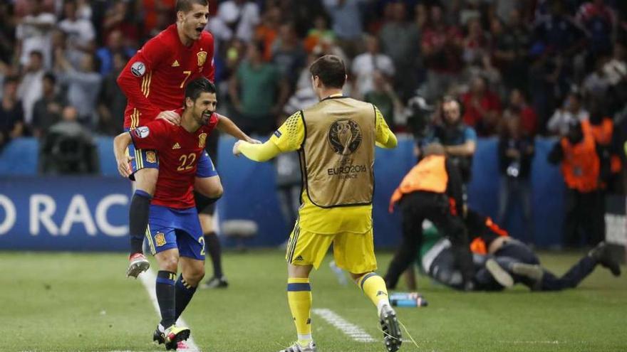 Nolito, portando a Morata sobre su espalda, se dirige hacia Casillas para dedicarle su primer gol en la Eurocopa. // Yves Herman