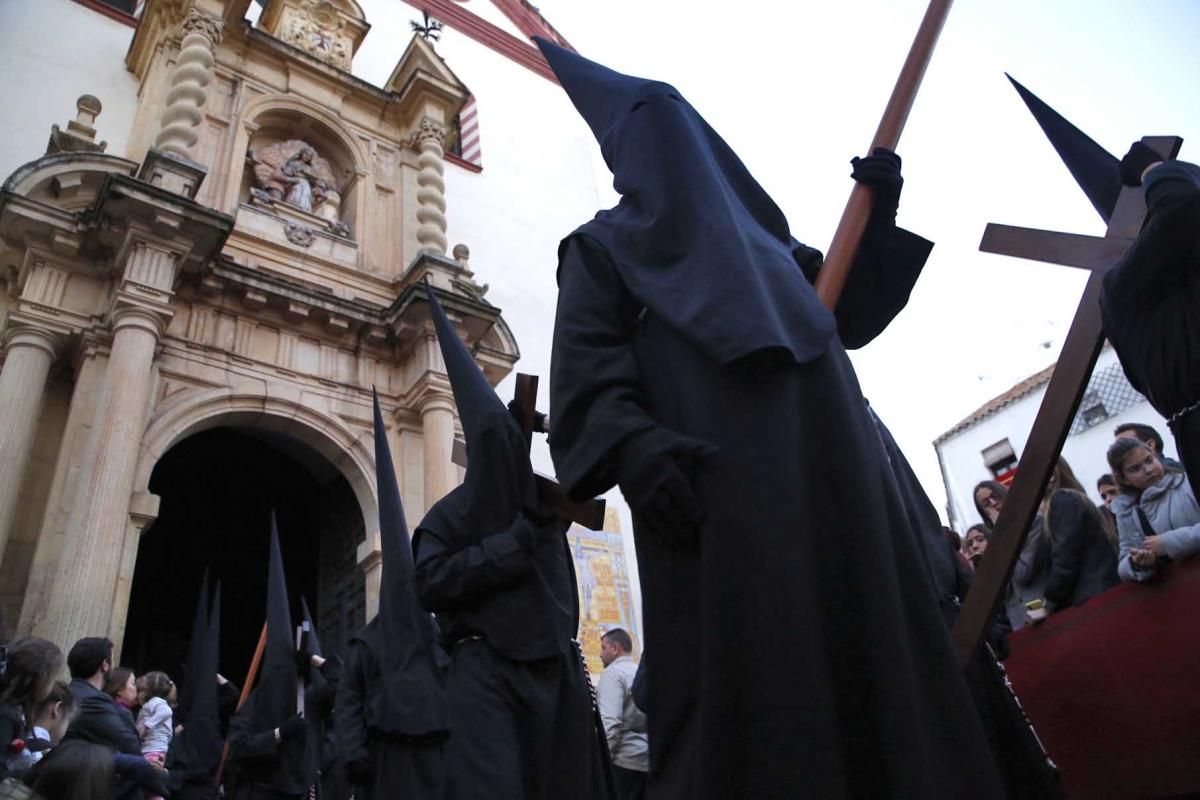 El Vía Crucis enseña el recogimiento de la Semana Santa cordobesa