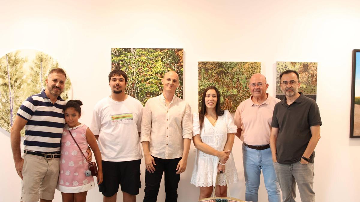 Parte de los artistas que componen la exposición "Art in the summer time", en la galería de arte Espacio 36