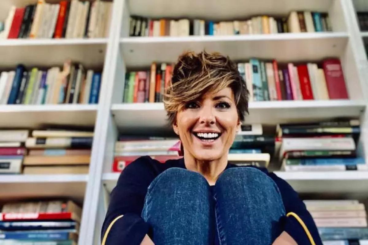 La estanteria espectacular de Sonsoles Ónega en su casa de Pozuelo de Alarcón