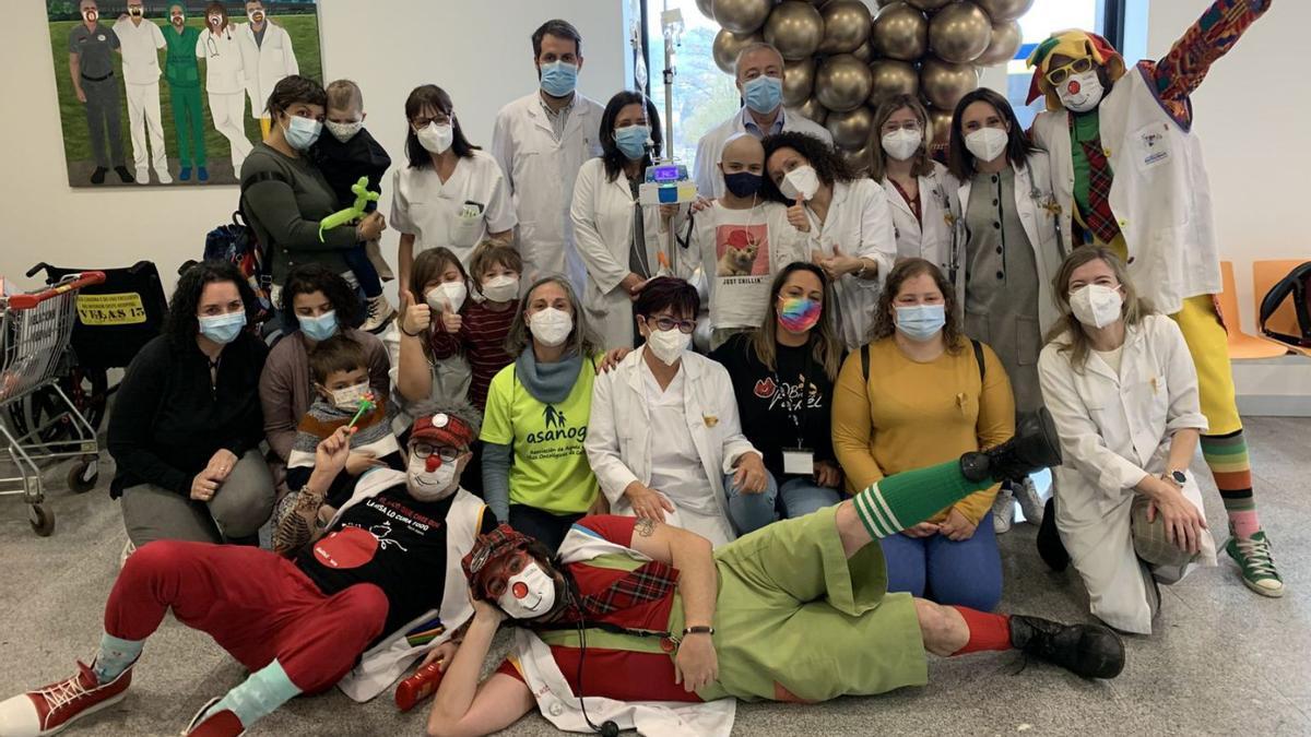 Bicos de Papel y Paiasos Galiclown visitaron ayer el hospital para llevarles regalos a los pequeños de la unidad.