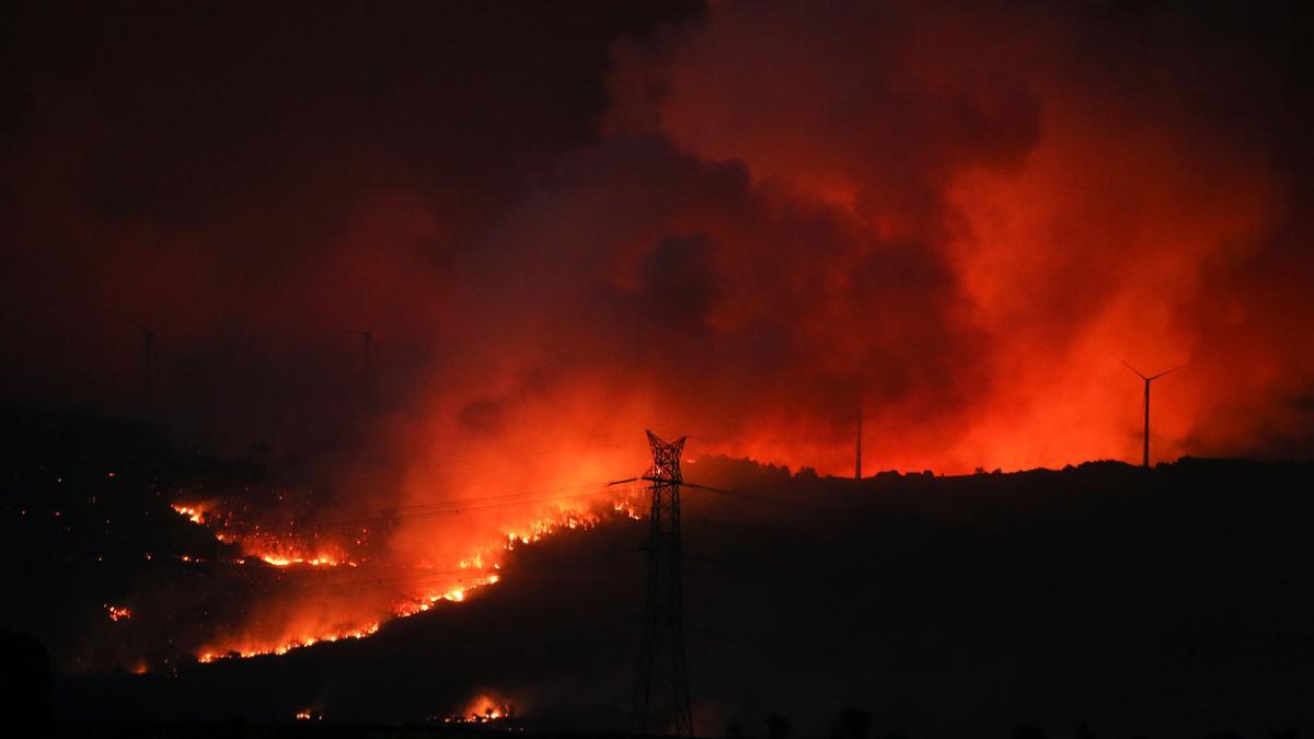 Los hidroaviones combaten el incendio de Zamora