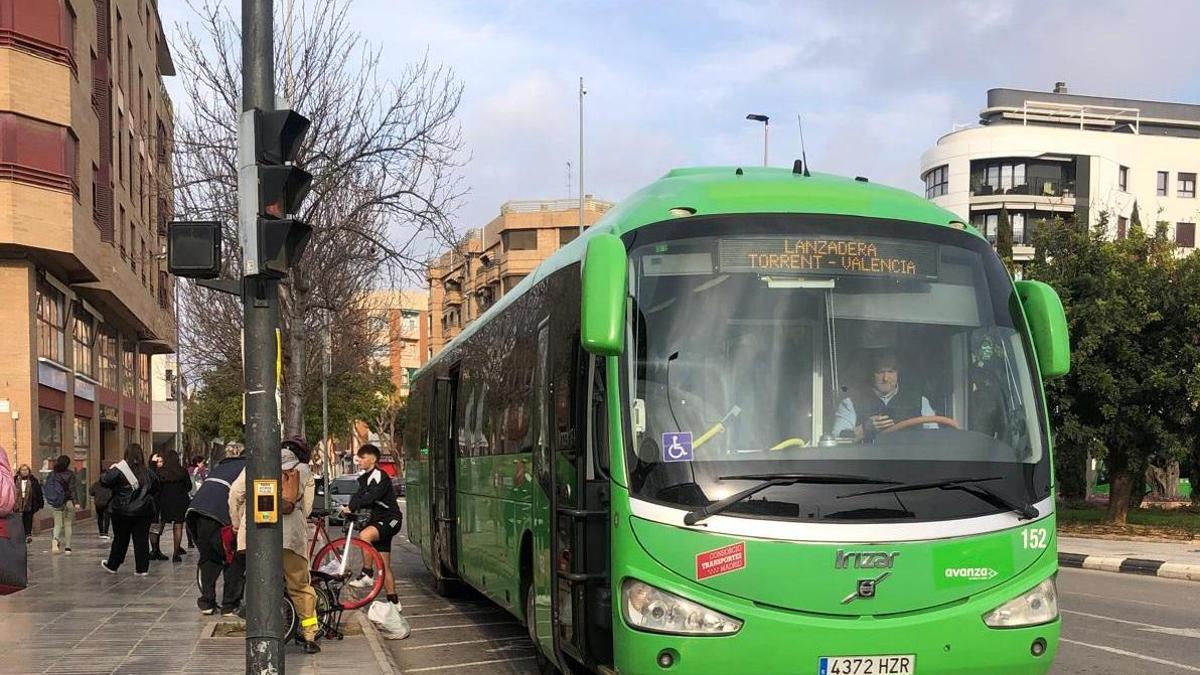 Autobus lanzadera que conecta Torrent con el metro de Safranar